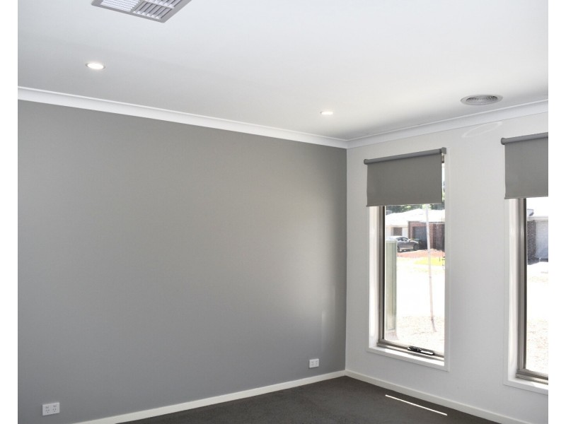 16 Clarcoll Crescent South, Kangaroo Flat VIC 3555
