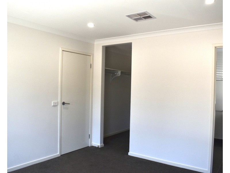 16 Clarcoll Crescent South, Kangaroo Flat VIC 3555