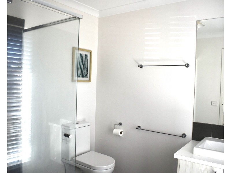 16 Clarcoll Crescent South, Kangaroo Flat VIC 3555