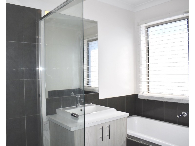 16 Clarcoll Crescent South, Kangaroo Flat VIC 3555