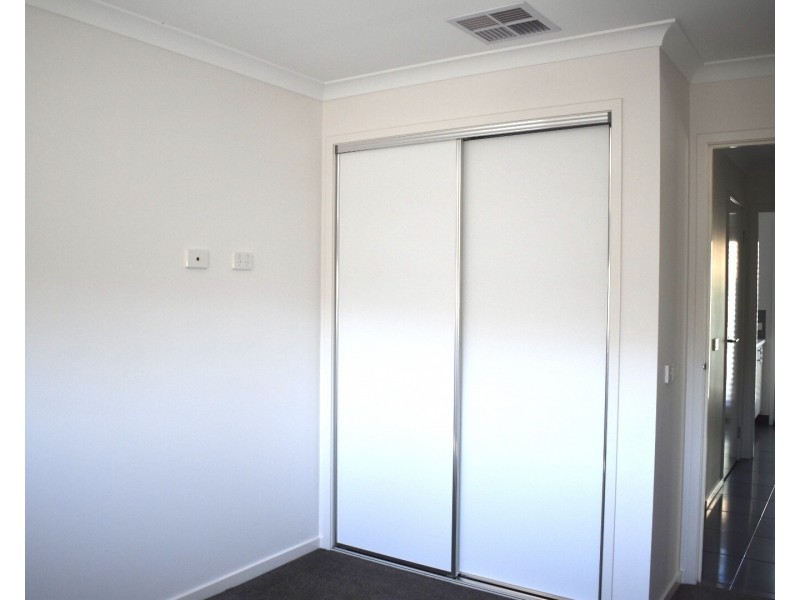 16 Clarcoll Crescent South, Kangaroo Flat VIC 3555
