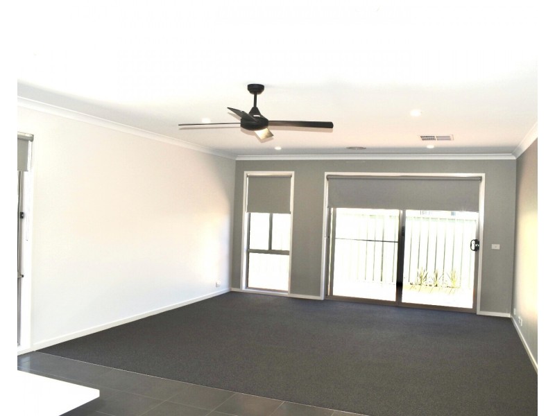 16 Clarcoll Crescent South, Kangaroo Flat VIC 3555