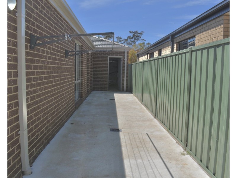 16 Clarcoll Crescent South, Kangaroo Flat VIC 3555