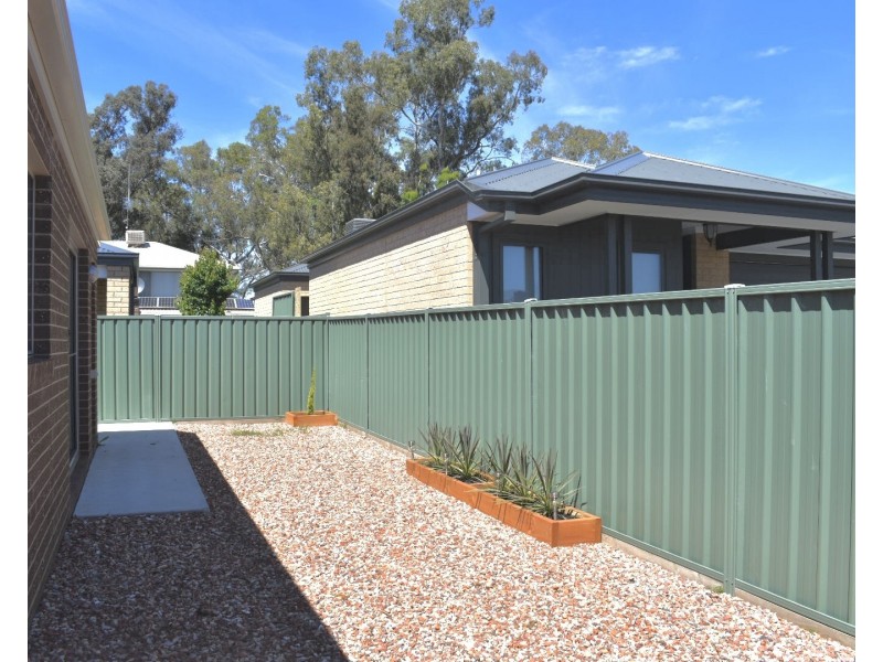 16 Clarcoll Crescent South, Kangaroo Flat VIC 3555