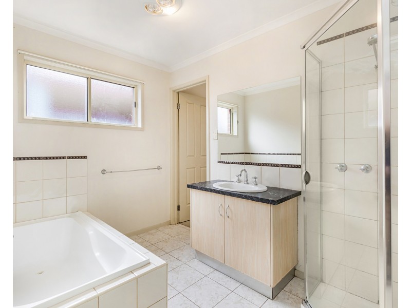 2/27 Little Breen Street, Quarry Hill VIC 3550