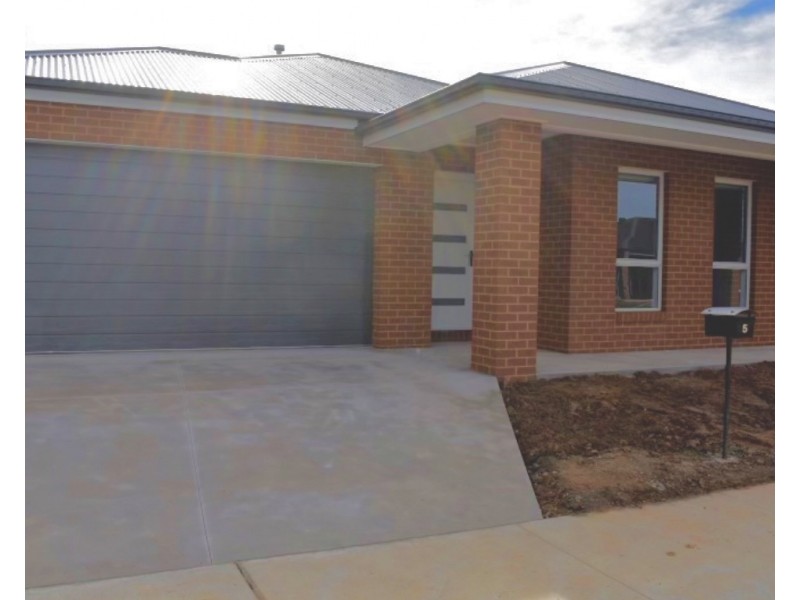 5  Magnolia Court, Epsom VIC 3551