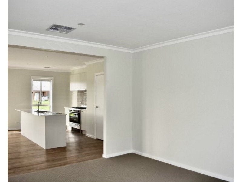 5  Magnolia Court, Epsom VIC 3551