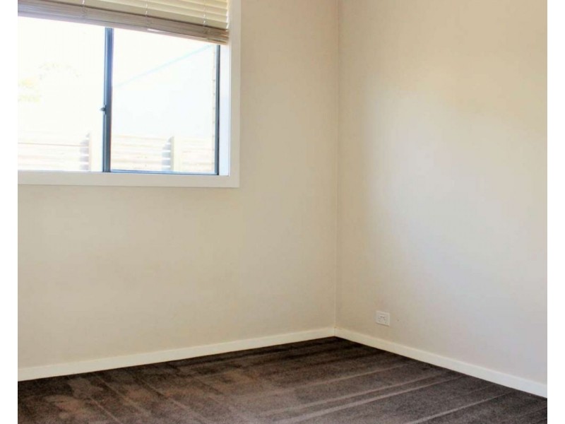 8/4-6 Greenview Circuit, Epsom VIC 3551