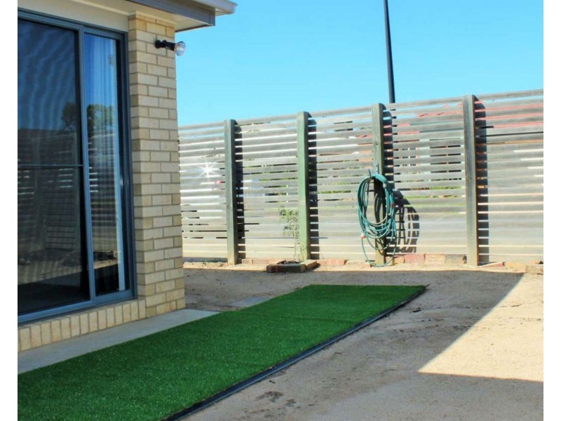 8/4-6 Greenview Circuit, Epsom VIC 3551