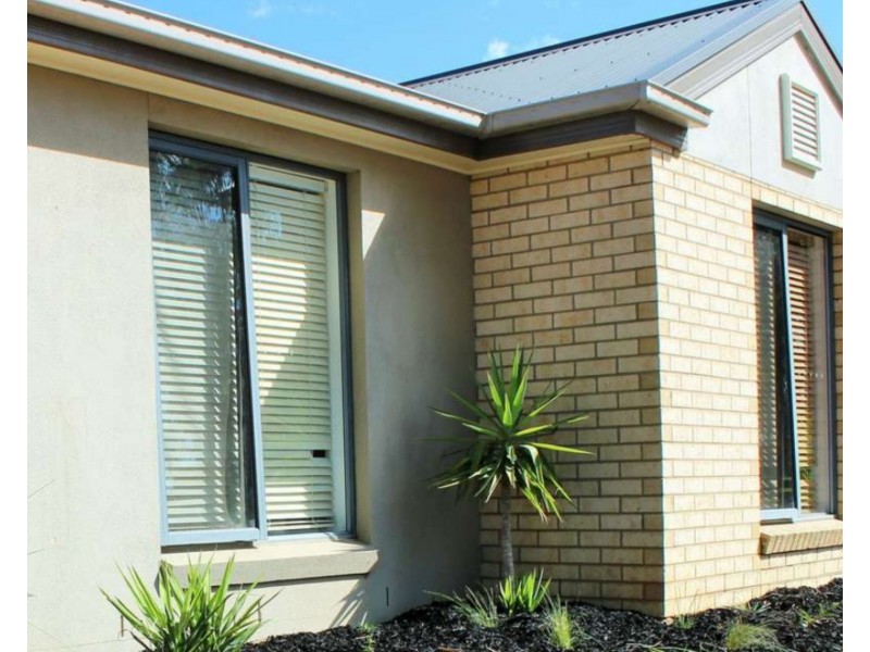 8/4-6 Greenview Circuit, Epsom VIC 3551