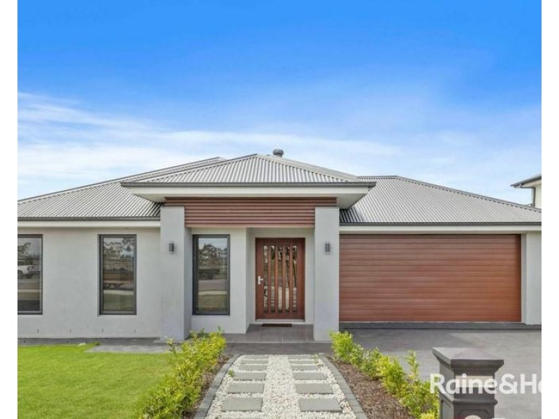 198 Settlers Boulevard, Chisholm NSW 2322