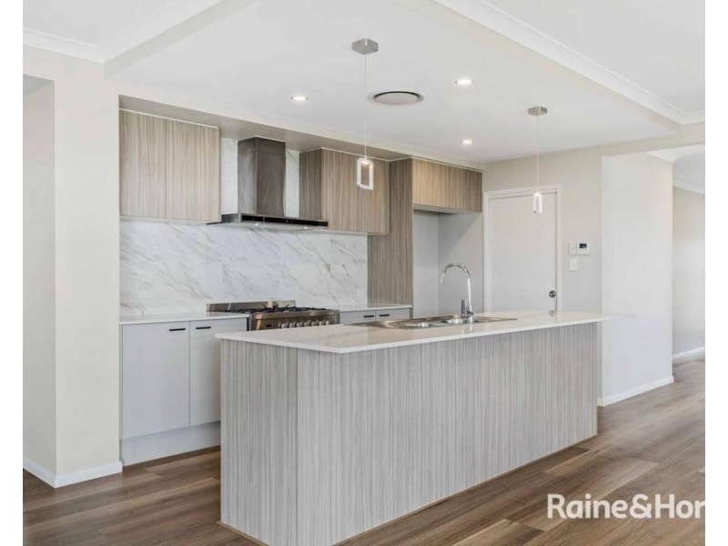 198 Settlers Boulevard, Chisholm NSW 2322