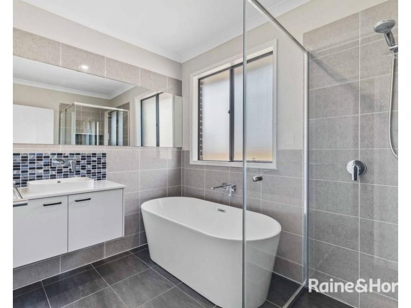198 Settlers Boulevard, Chisholm NSW 2322