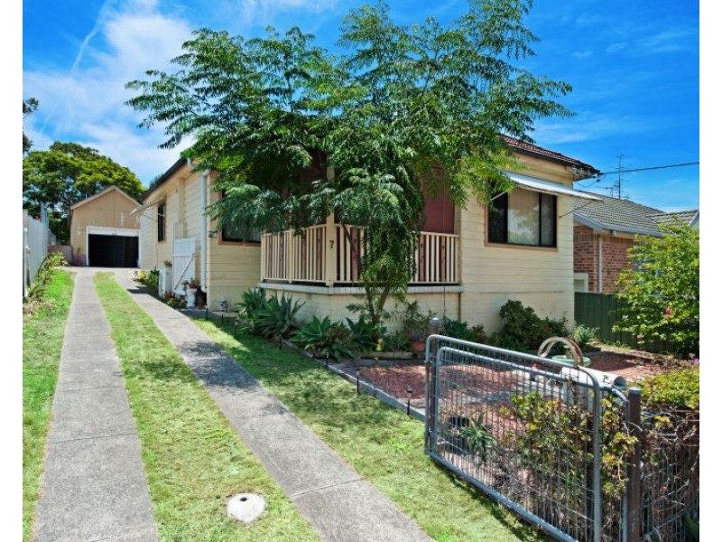 7 Gen Street, Belmont NSW 2280