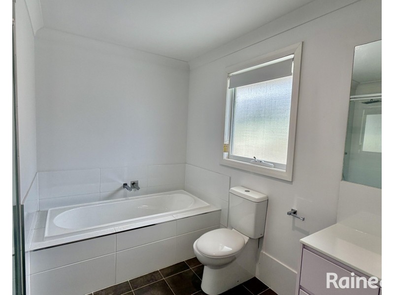 8 Butterworth Street, Cameron Park NSW 2285