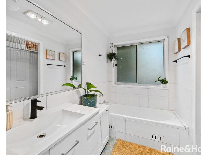 1 Unicomb Close, Rutherford NSW 2320