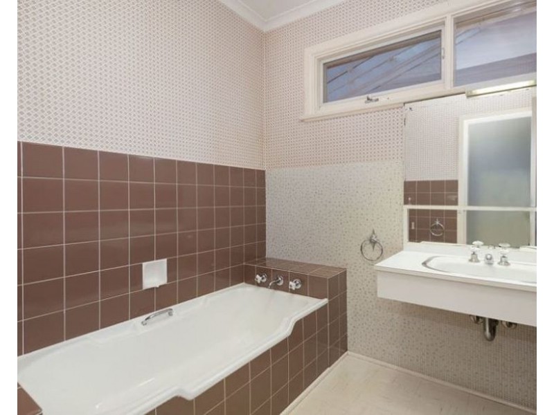 18 Lincoln Avenue, Mont Albert North VIC 3129