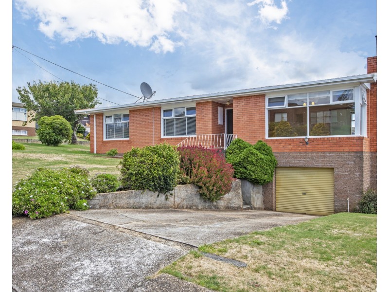 6 Churchill Avenue, Upper Burnie TAS 7320