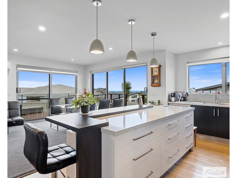 2/7 Lorrie Place, Park Grove TAS 7320