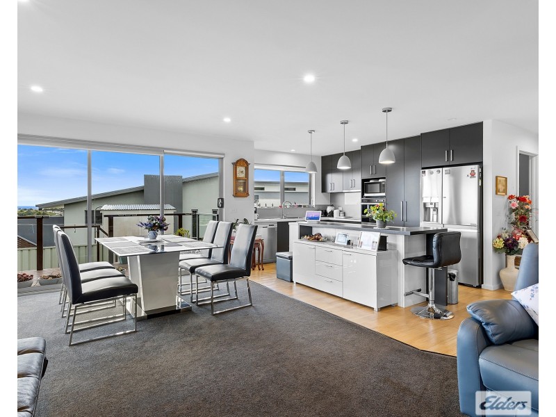 2/7 Lorrie Place, Park Grove TAS 7320