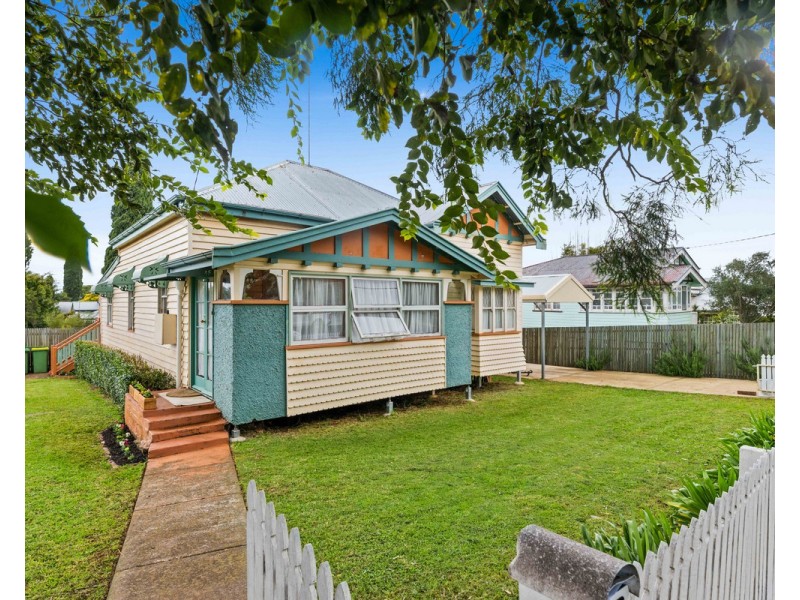 102 Bridge Street, East Toowoomba QLD 4350
