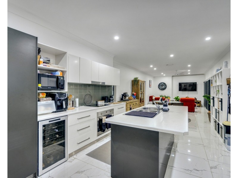 6 Private Court, Edens Landing QLD 4207