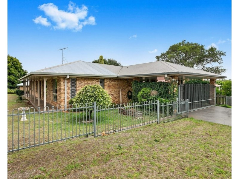 21 Lorraine Crescent, Centenary Heights QLD 4350