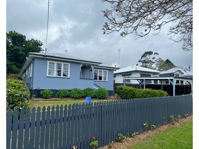 27 Rhyde Street, Mount Lofty QLD 4350