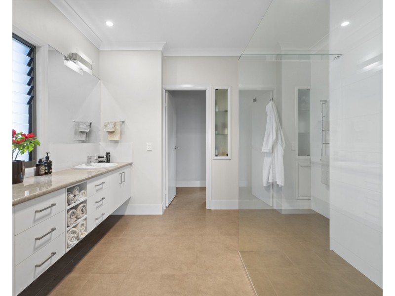 2c Mackenzie Street, Mount Lofty QLD 4350