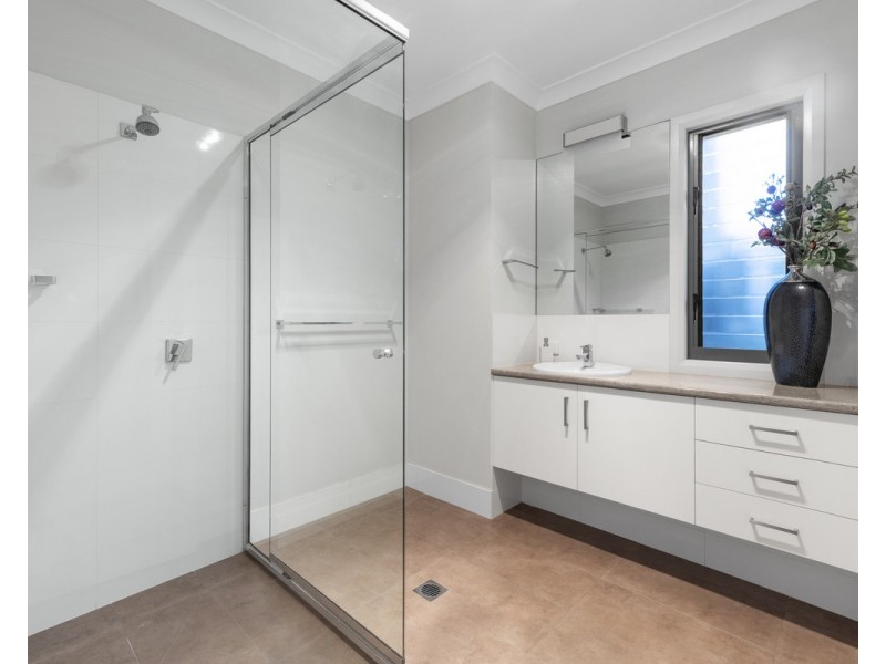 2c Mackenzie Street, Mount Lofty QLD 4350
