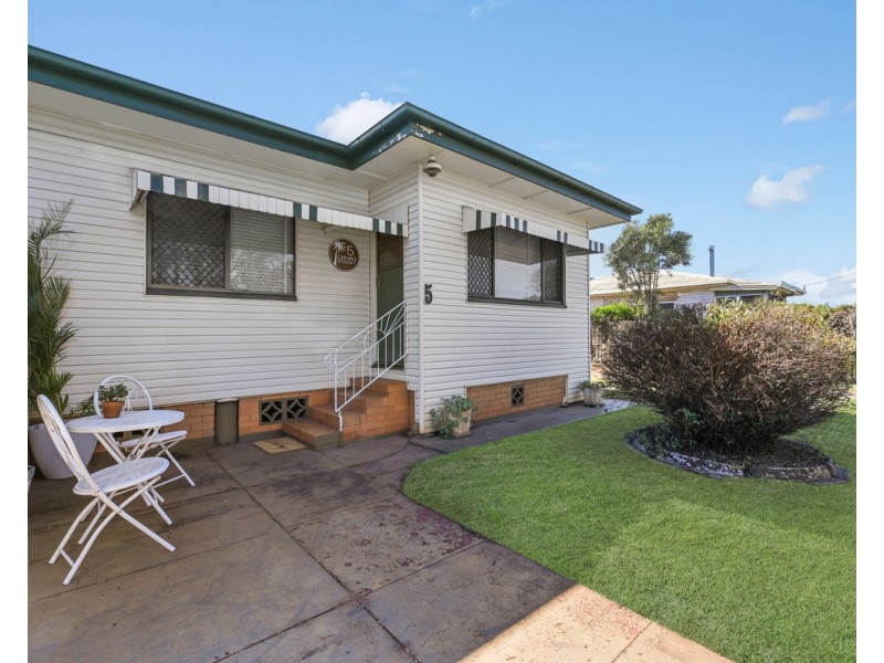 5 Cathro Street, Rockville QLD 4350