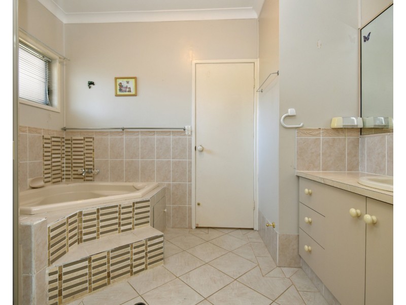 8 Belah Court, Withcott QLD 4352