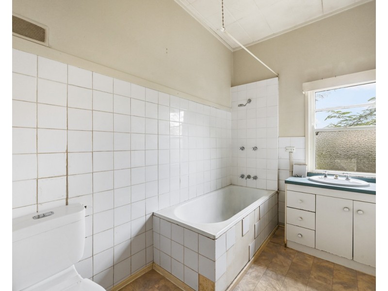 17 Esmond Street, Rockville QLD 4350