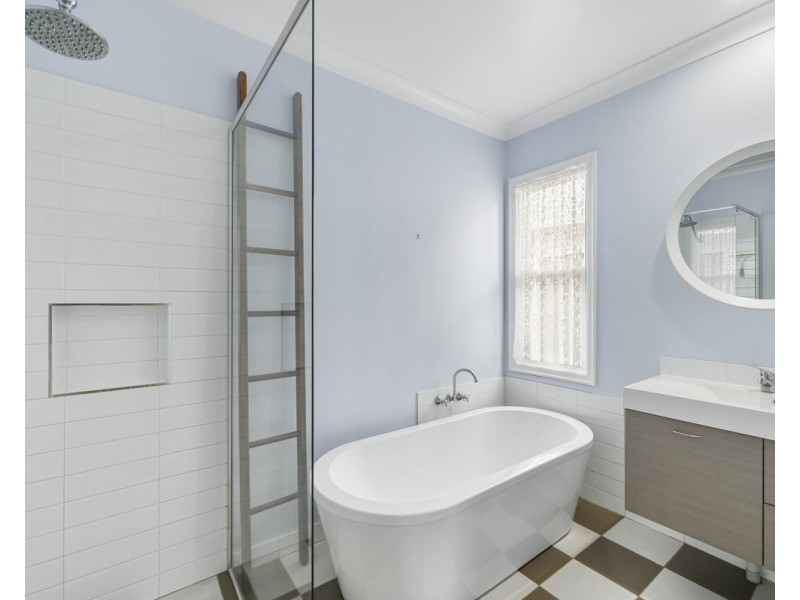 27 Rhyde Street, Mount Lofty QLD 4350