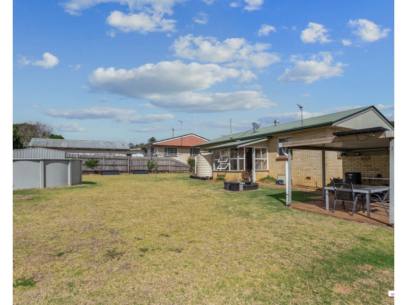 8 Leawarra Street, Wilsonton QLD 4350
