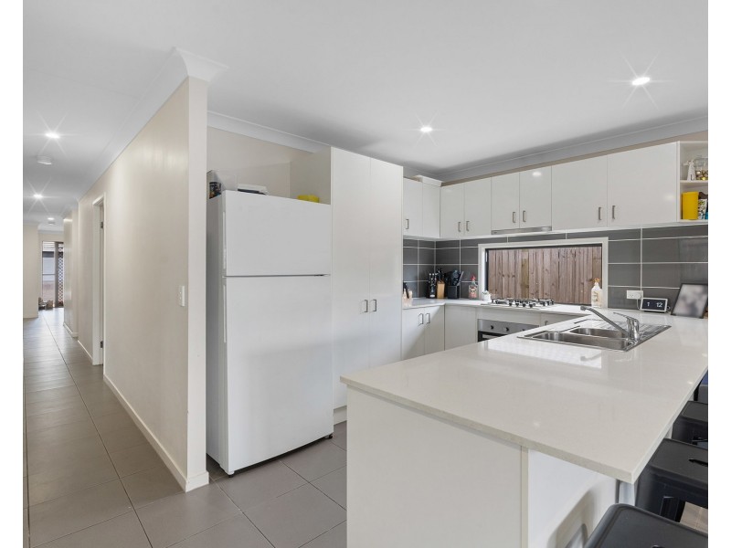 8 Mount Glorious Street, Park Ridge QLD 4125