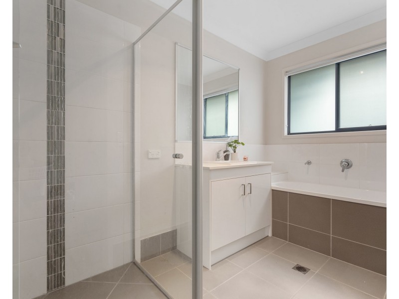 8 Mount Glorious Street, Park Ridge QLD 4125