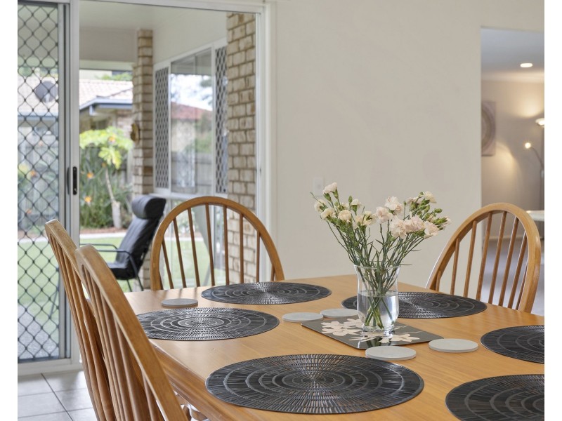 6 Hereford Crescent, Carindale QLD 4152