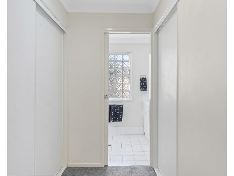 6 Hereford Crescent, Carindale QLD 4152