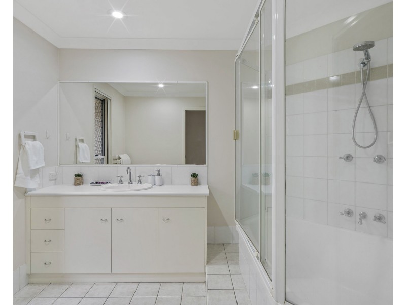 6 Hereford Crescent, Carindale QLD 4152