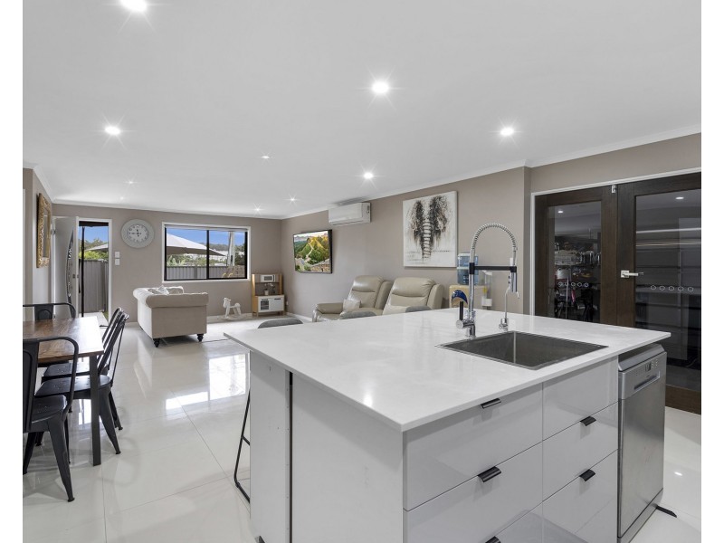 62 Radiata Street, Hillcrest QLD 4118