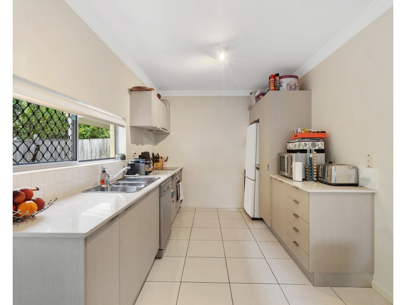 2/17 Hilltop Court, Carina QLD 4152