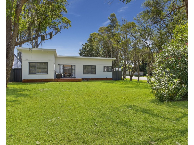 240 Lakedge Avenue, Berkeley Vale NSW 2261