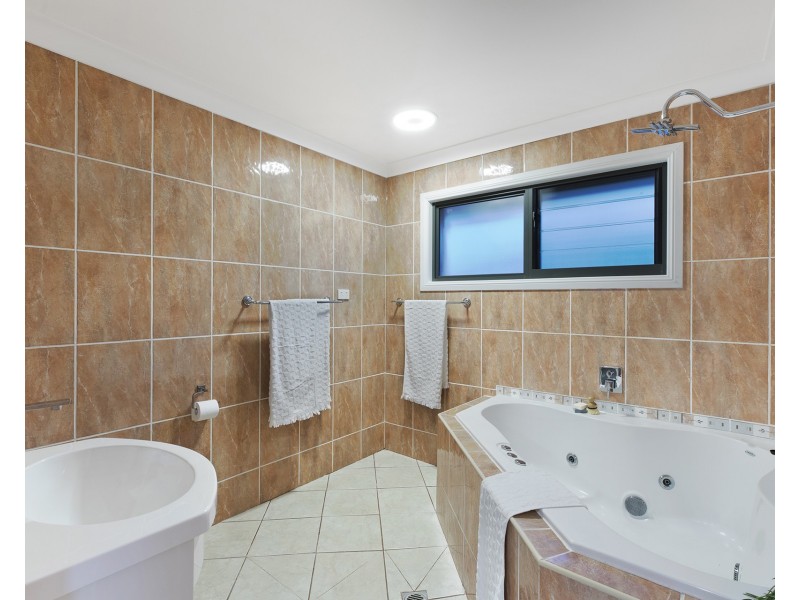 262 Avoca Drive, Green Point NSW 2251