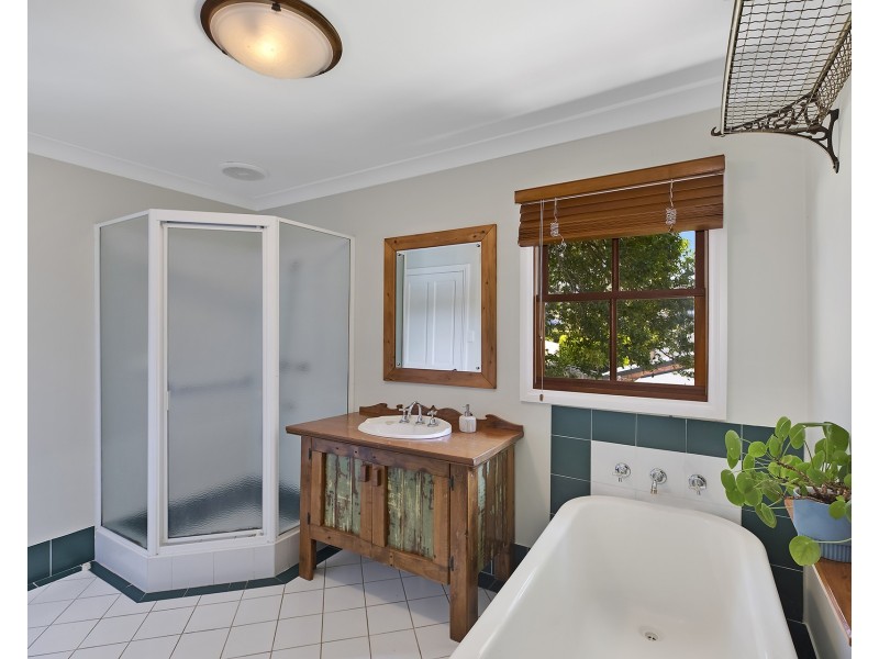 11 Hilltop Road, Wamberal NSW 2260