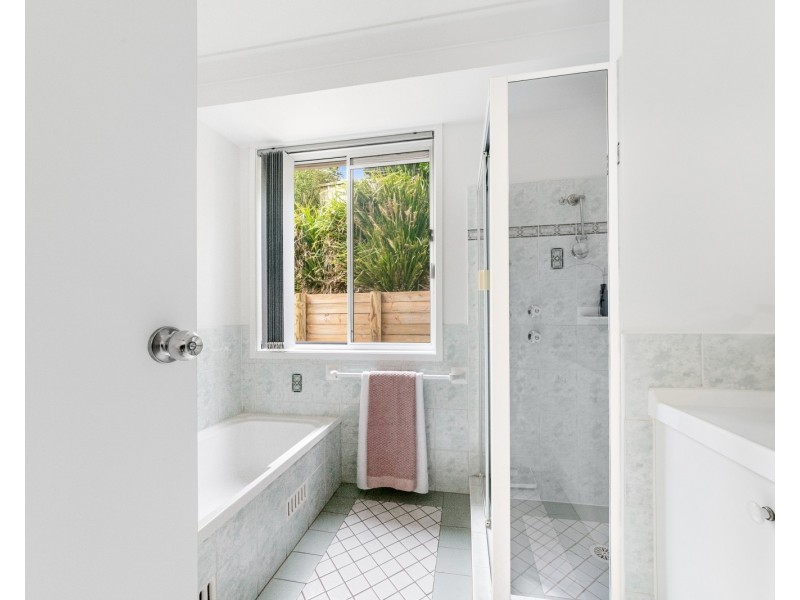 2 Woodbine Close, Lisarow NSW 2250