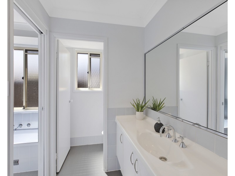 5 Judy Anne Close, Green Point NSW 2251