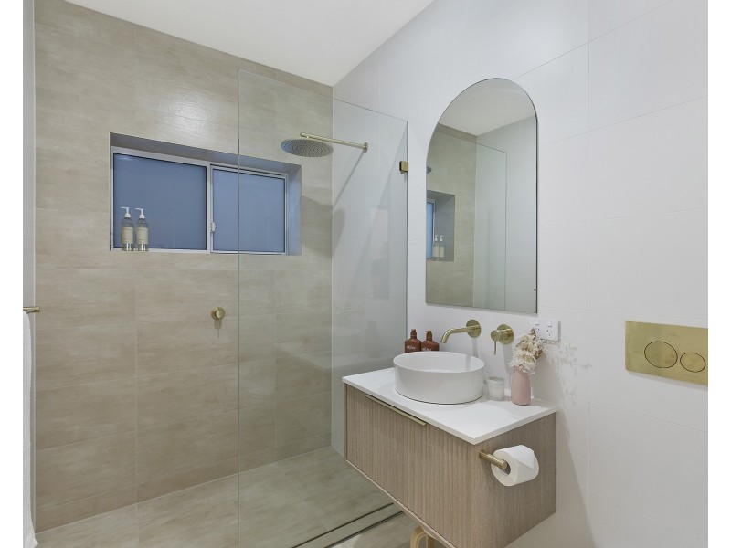 8 Walch Avenue, Bateau Bay NSW 2261