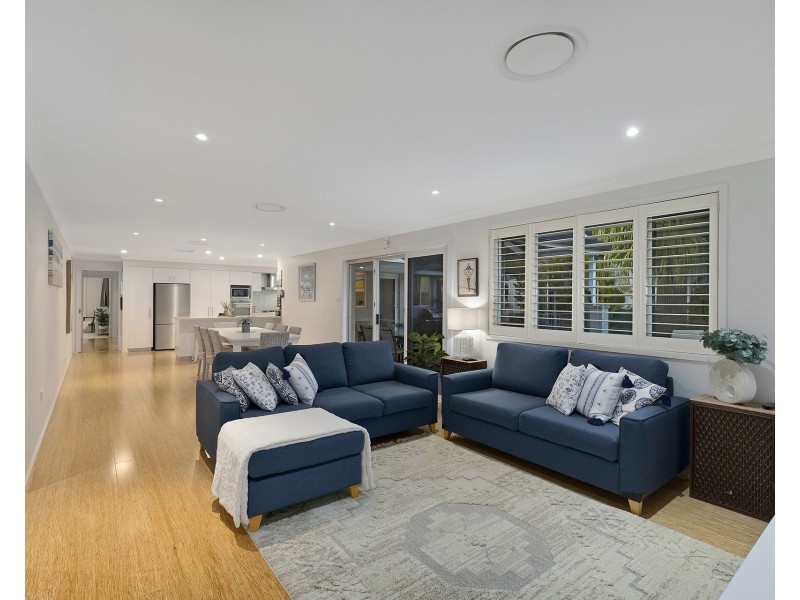 6 Michele Close, Green Point NSW 2251