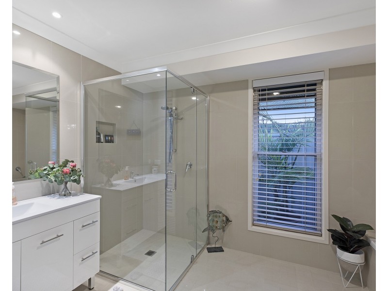 6 Michele Close, Green Point NSW 2251